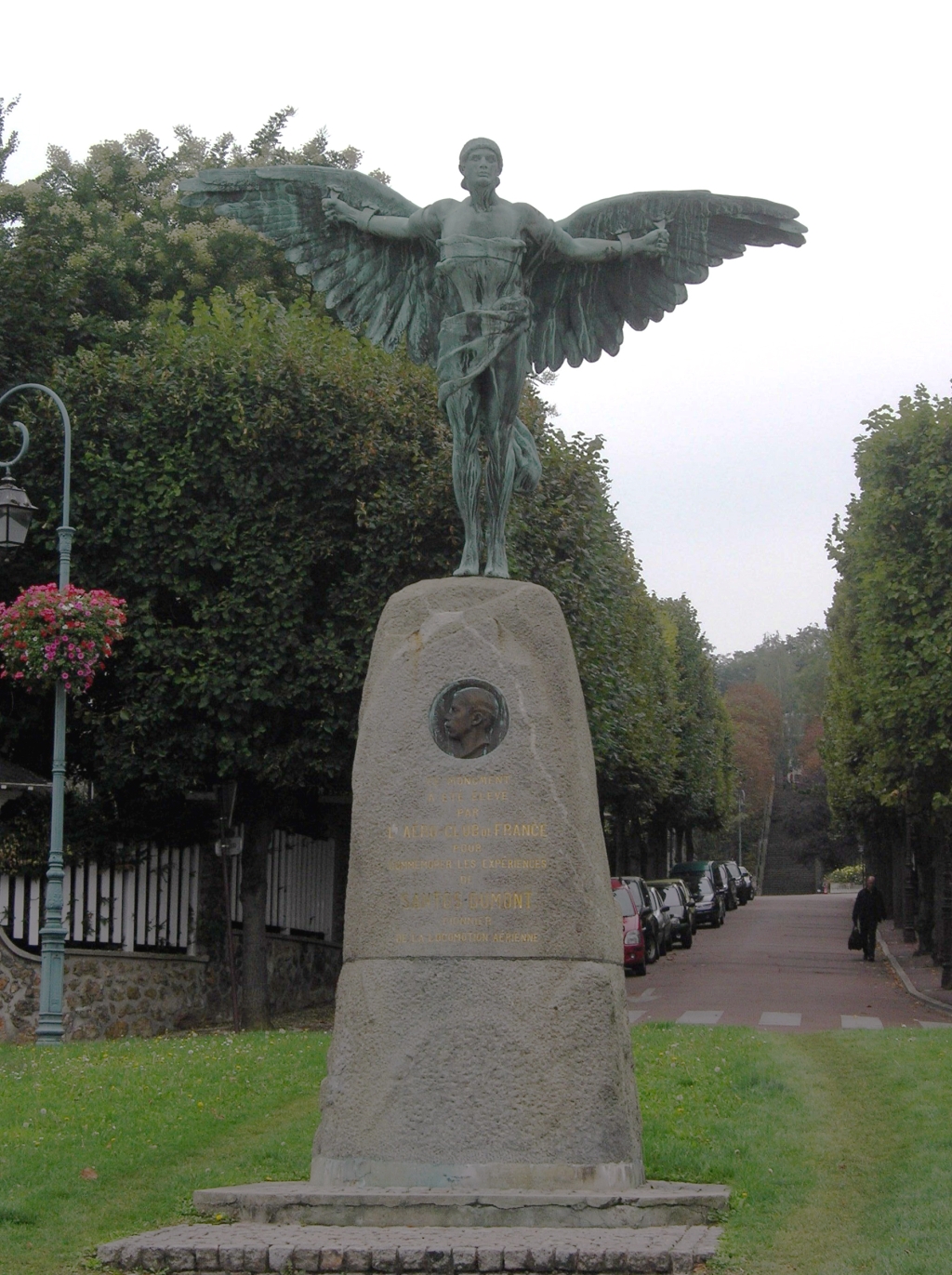 Saint Cloud - Santos-Dumont statue